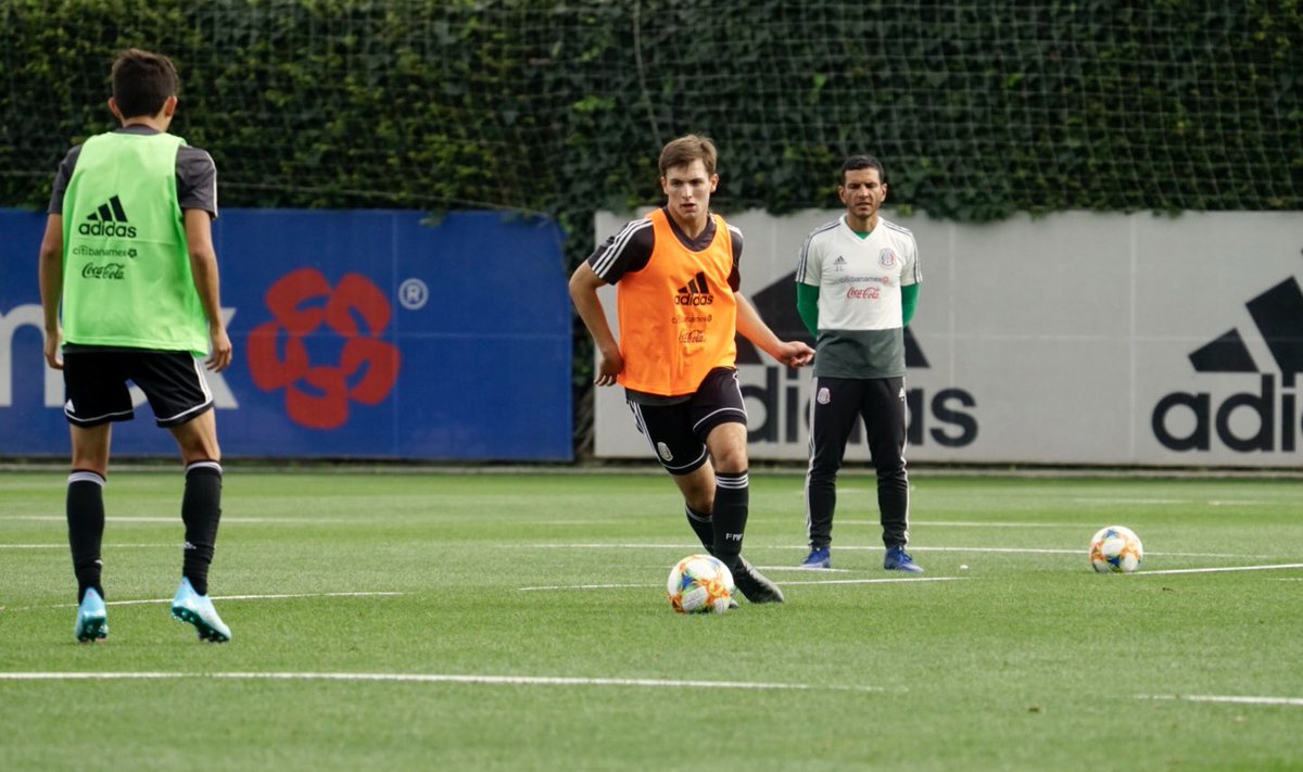 miseleccionmx's tweet photo. 🌪 @EugePizzuto 🌪

Siempre con la mirada al frente. 😉

#PasiónyOrgullo | #FMFporNuestroFútbol https://t.co/lrtLxumWWD