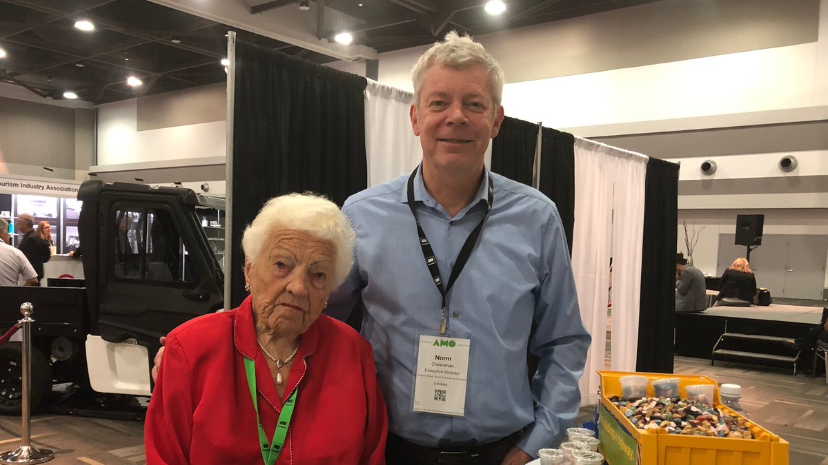 _OSSGA's tweet photo. Former Mississauga Mayor Hazel McCallion stops by the OSSGA booth to say hello at #AMO #AggregateBuildsOntario https://t.co/lEGedj18NF