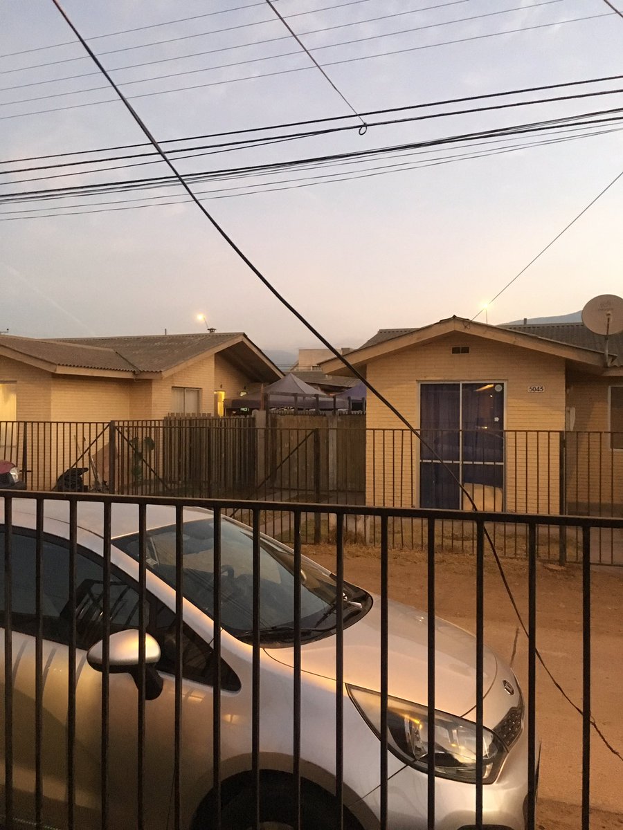 Petitdubo's tweet photo. @CGE_Clientes estimados tengo un cable colgando de mi casa, no se si es de corriente https://t.co/t1kow32upT
