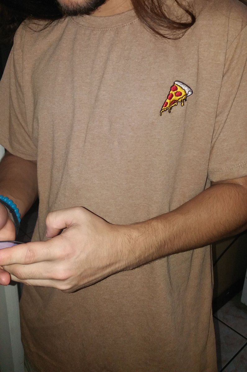 Elvaroloco's tweet photo. Maes con uno de mi mejores compas estamos empezando una empresa estamos vendiendo camisetas bordadas con varios diseños y colores cada una tiene un costo de 6.500 colones. Les dejo una foto para que se hagan una idea... rt pa la ayuda https://t.co/4vd7kaRARS