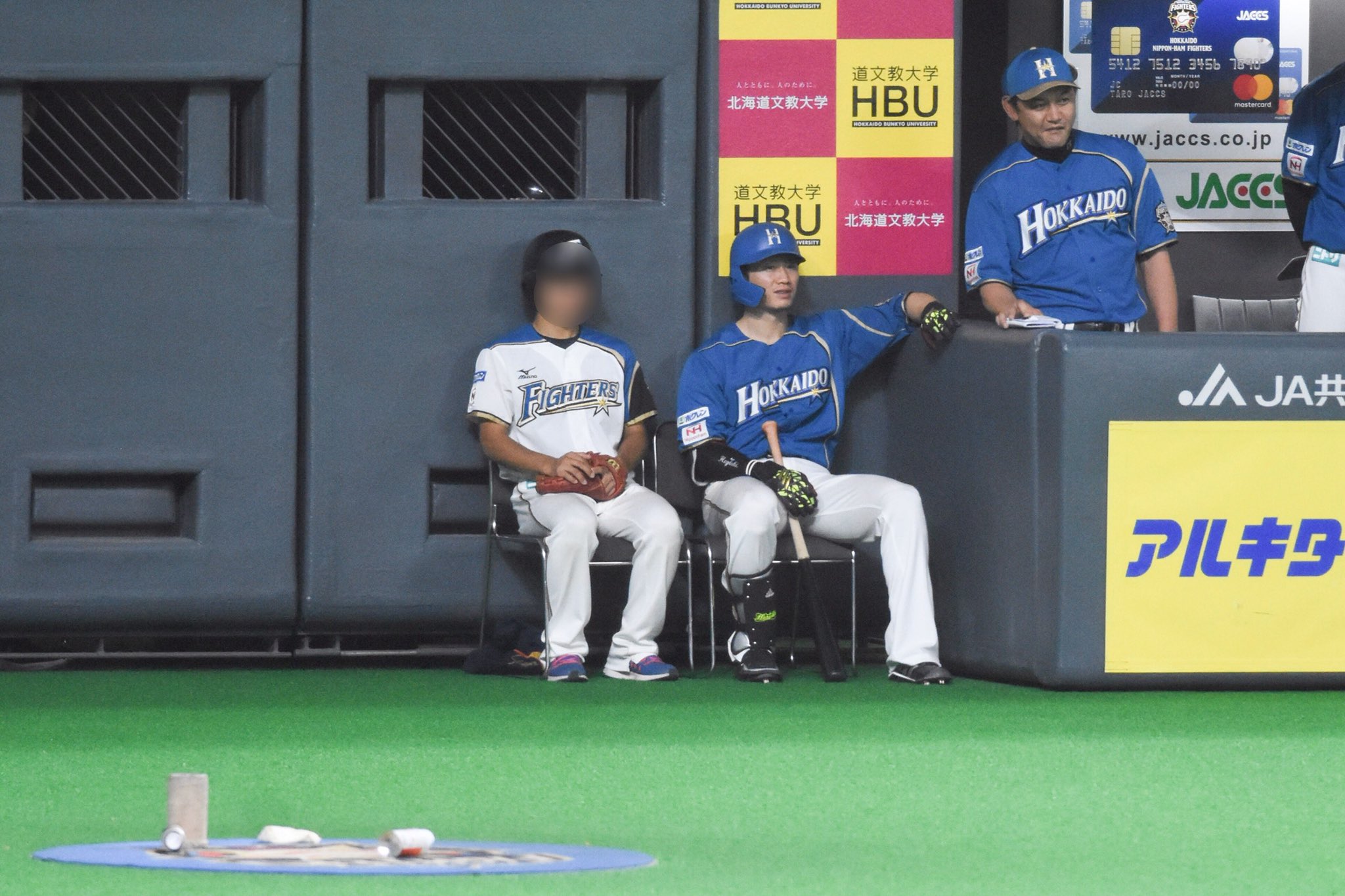 Twitter 上的 がるぼ 中島卓也さんがあまりに粘るからネクストにいたのにボールボーイの椅子に座って休みだした西川遥輝さん T Co Orszcyueuq Twitter