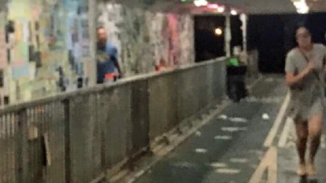 japanavi's tweet photo. 8月20日午前1時すぎ
香港郊外の住宅街 将軍澳にあるレノンウォール付近で、若者3人(女子2人 男子1人)が、青いTシャツを着た男に突然刃物で刺されました。

【逆權運動】刀手突襲將軍澳連儂牆 3男女被斬傷送院 #蘋果日報 #香港 #hongkong
https://t.co/Ki4y28c80a https://t.co/t5qDBcn7fS