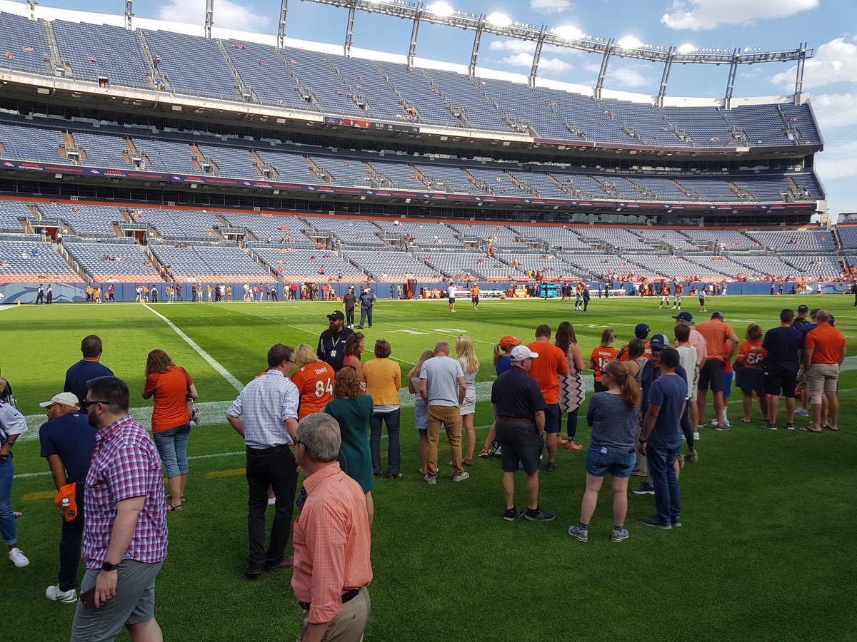 Eben noch in Hawaii und jetzt schon in Denver zum Monday Night Preseason Game. 🙈 So schnell kann's gehen. <a href="/ransport/">ran</a> #ranNFL <a href="/ProSiebenMAXX/">ProSieben MAXX</a>