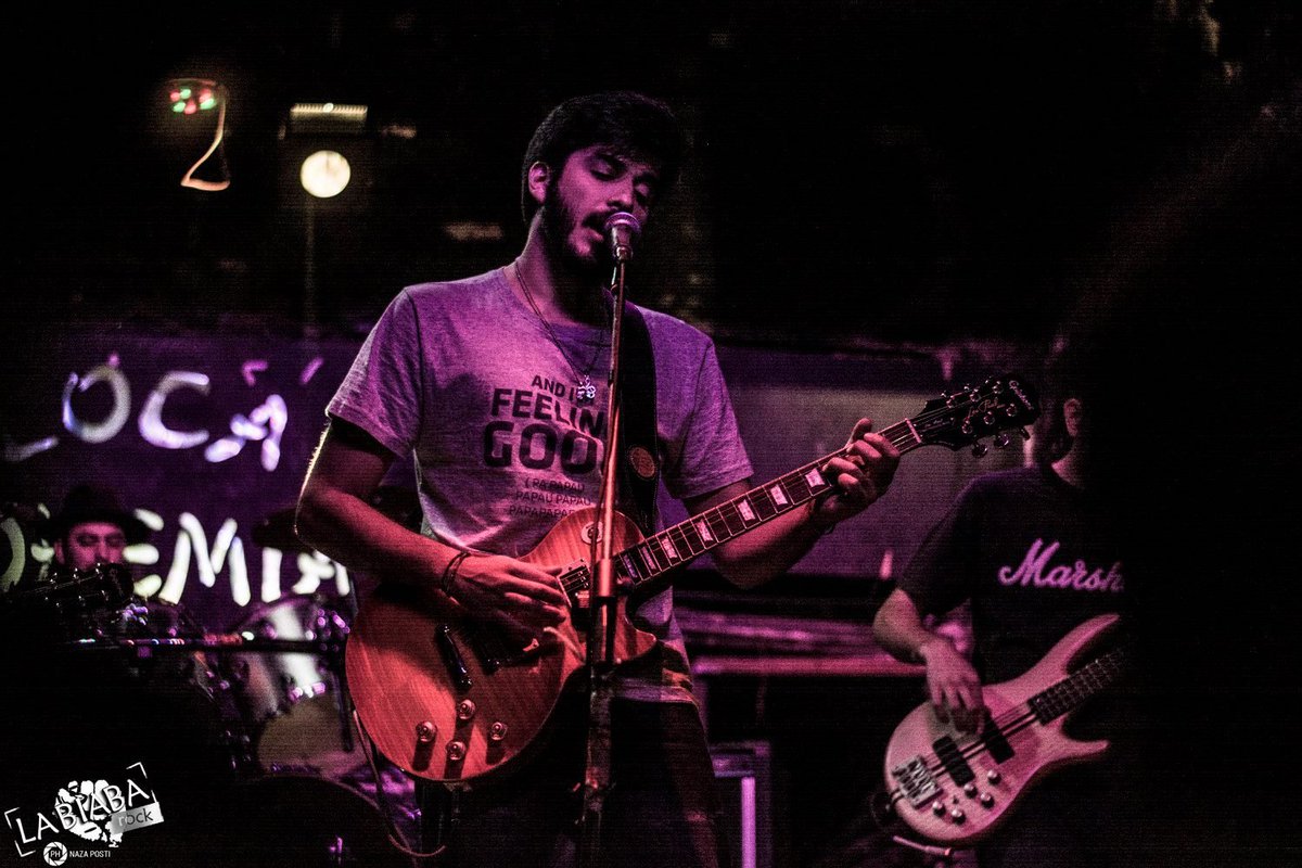 Pobres las personas que andan solas por las calles,
como ciegos de esta realidad.
Una caricia es lo que les hace falta y creo que vos hoy la necesitás