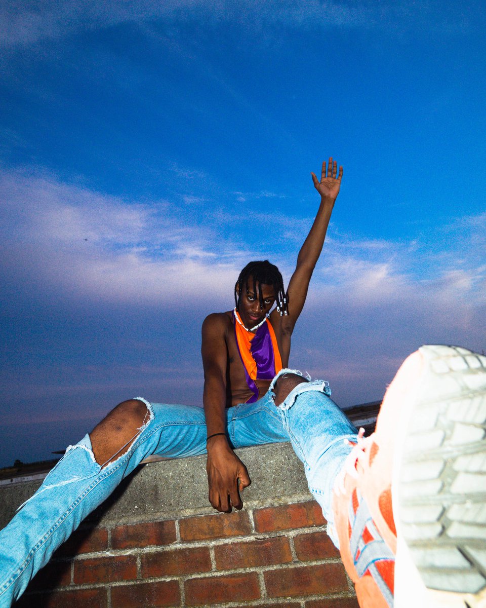 lostklowthe's tweet photo. #WorldPhotographyDay just something light https://t.co/nycvl3oBEN
