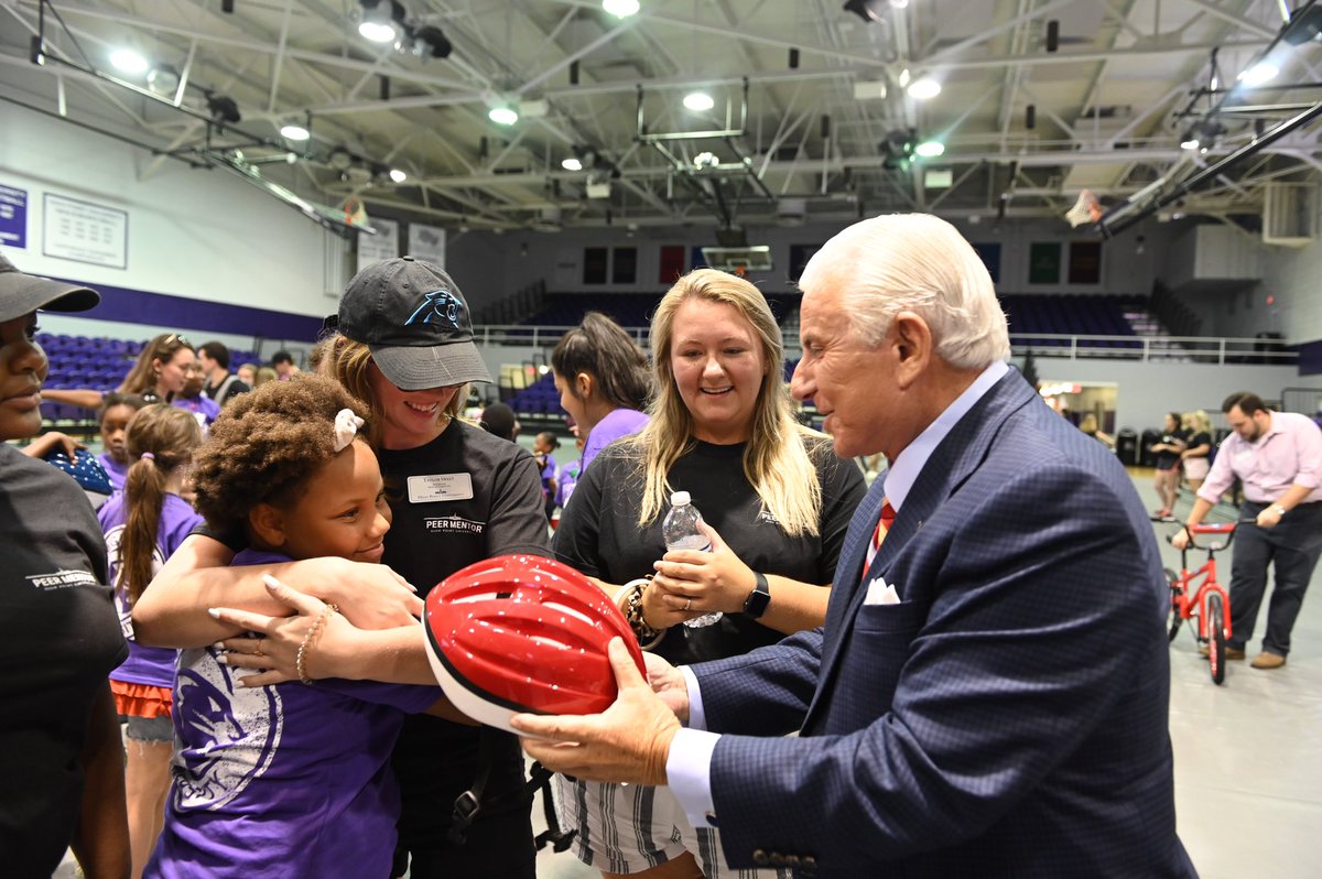 HighPointU's tweet photo. “Last night, you were in this gym together signing the University Honor Code, which says you will take care of this university...take care of humanity and reach out to help others to make a difference in this world. And today, you’ve done that.” - HPU President Nido Qubein 💜 https://t.co/vQ8DSnIvet