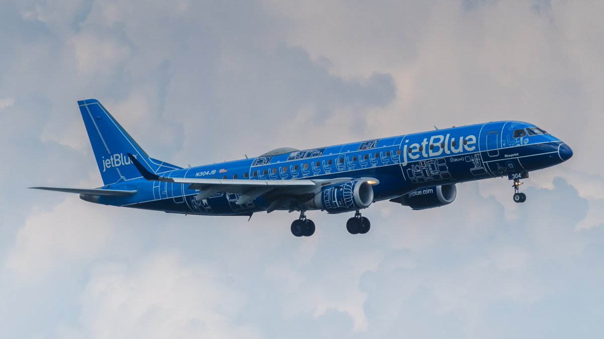 gankp's tweet photo. A couple of special liveries arriving @Reagan_Airport yesterday. It was hot but seeing these planes made it all worthwhile. Happy #NationalAviationDay!

#TennesseeOne
#BluePrint https://t.co/Ex14NBwbWW