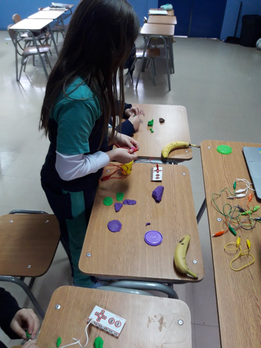 UncoEnglish's tweet photo. Taller @makeymakey  con niños de 3° Básico de @santacruzdeunco. Clase de uso y cuidados de la placa y los cables. Y finalizamos con nuestro piano de plátanos 🍌🎹 @DeptoDICE #unco2019 #MakeyMakey #scratch #programación https://t.co/zxDmmD1tPr