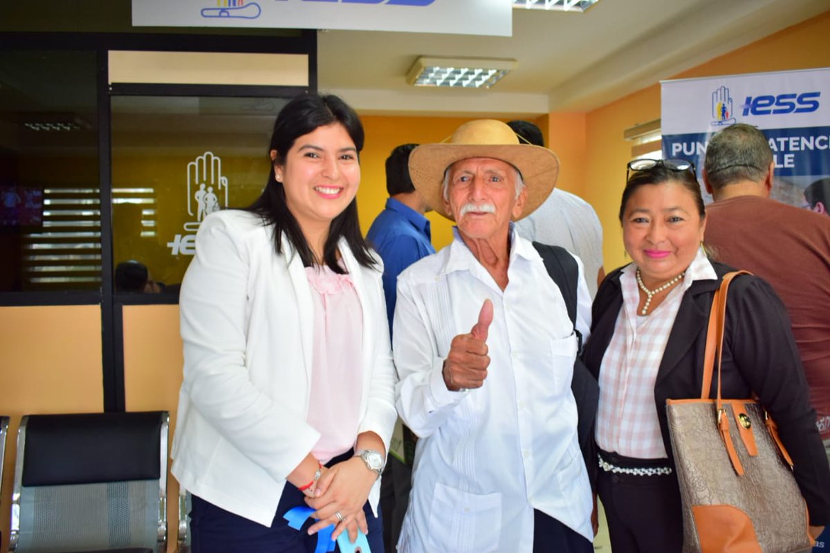 IESS_Loja's tweet photo. A través del convenio entre el IESS y la @AlcaldiadeDaule, inauguramos un “Punto de Atención”, en donde los afiliados, jubilados y ciudadanía en general pueden realizar trámites de nuestra Institución de manera rápida y segura. #IESSMásCercaDeTi https://t.co/oM7ktV5zUK