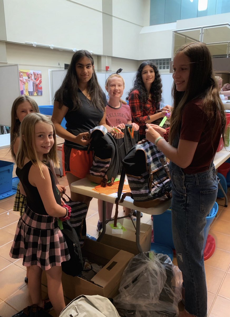msmelanielavery's tweet photo. students from @CECITitans volunteering for the #BestFirstDayEver #CECIdifference @unitedwayemca @TVDSB https://t.co/j8QOjX1p9B