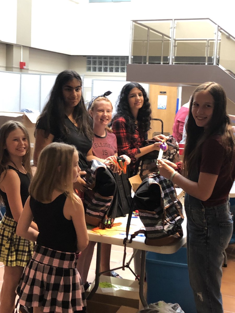 msmelanielavery's tweet photo. students from @CECITitans volunteering for the #BestFirstDayEver #CECIdifference @unitedwayemca @TVDSB https://t.co/j8QOjX1p9B
