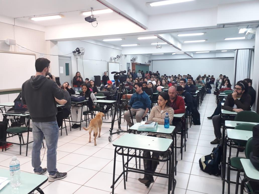 RodolfoDiretor's tweet photo. A caminhada até a próxima quarta, dia da eleição, não seria a mesma sem a interação com a comunidade, principalmente o corpo discente. Agora é a vez do noturno. Agradeço muito por mais esse espaço democrático de debate de propostas.
#SempreAvante
@RodolfoDiretor
@RodolfoFCI https://t.co/ayqiZU6Aap
