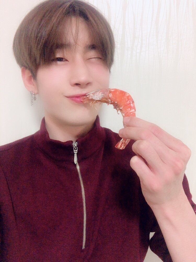 izthxair's tweet photo. ⠀⠀⠀⠀⠀📷 ━ 한승우 updαtє!¡  

🎥 · 내 휴가를 다시 사용하면 앨리스는 어때? 먹이고 있습니까? 나는 그렇게 희망한다 ~ https://t.co/eYk5nOlpeO