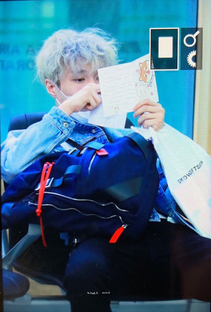dphd_jpg's tweet photo. pls he always makes sure to read the letters 🥺 https://t.co/Cx3eF87C44