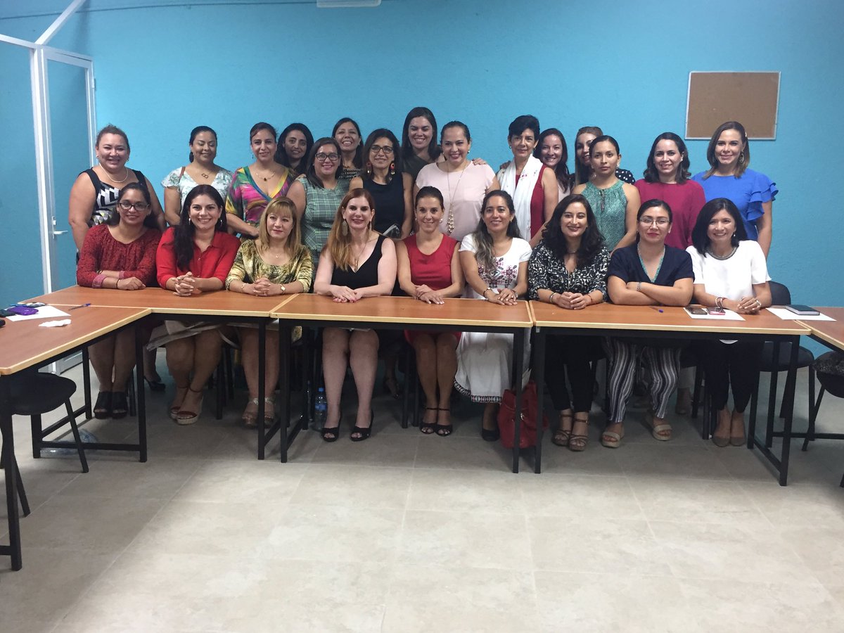 AMCEE_AC's tweet photo. La Presidenta de la AMCEE y Consejera Electoral la Mtra @MiriamHinojosaD le tomó protesta a 10 nuevas integrantes de la asociación el pasado jueves 15 de agosto en la Universidad Cristóbal Colón, Veracruz donde se celebró la Asamblea General de la Asociación #orgullosamenteAMCEE https://t.co/HvQVOrzY1U