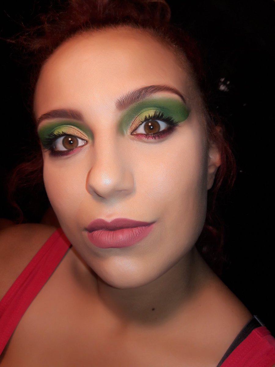ElenaAlaniz7's tweet photo. Really feeling this green shadow what do you guys think? #green #makeup #thisfoundation #iskillingit #smooth #beautiful #wingonpoint https://t.co/MouFQ9rmSX