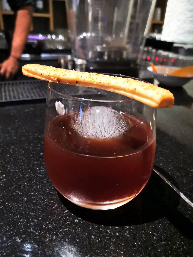 OlguitaReyna's tweet photo. Estos con los cócteles de #LuccaPanama en el #CocktailWeekPTY @panamaweek Mi favorito es el del medio, se llama Coliseo (el que tiene como un pan encima): Lleva Johnnie Walker Black Label, Vermuth Rojo, Licor de cereza y mix de cítricos #Panama https://t.co/FLSV7ZjLTh
