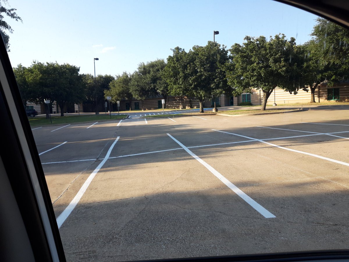 shanloves31's tweet photo. When your the last car in the parking lot...something's wrong. Long day...ready for bed. https://t.co/e6qtQFkoxL