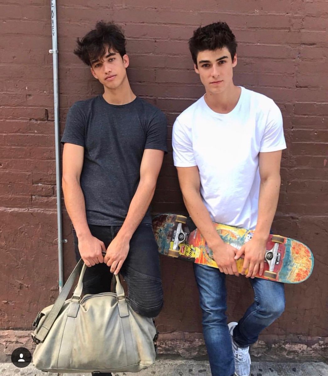 KatoptrisCherok's tweet image. 📷» Oye, que guapos mis amigos...

#SantoriniTrip