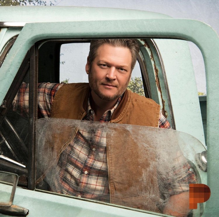 KelseaCombs's tweet photo. Anyone else wonder what might have been if these two were still together. They look so good together. I saw so many concerts where they had each other at their shows. They were pure magic together. Country musics queen and king. @mirandalambert @blakeshelton https://t.co/UvgYFfs0kA
