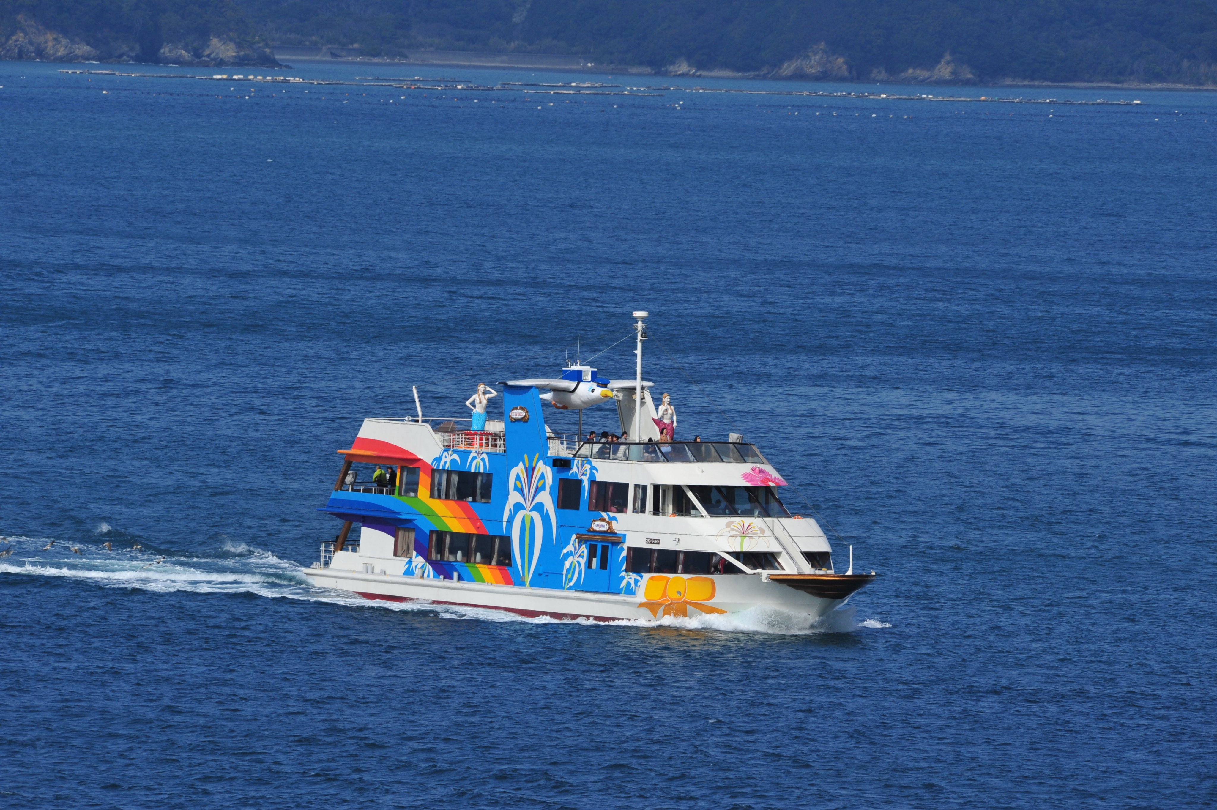 鳥羽市観光協会 Toba Tourism 遊覧船 とフェリーの写真 鳥羽といえばやっぱり海や食を満喫して頂きたいところです 大型客船が寄港した際の赤いハンカチでのお見送りはこの遊覧船に乗車することが多いです 鳥羽 伊勢志摩 Toba Iseshima 鳥羽湾