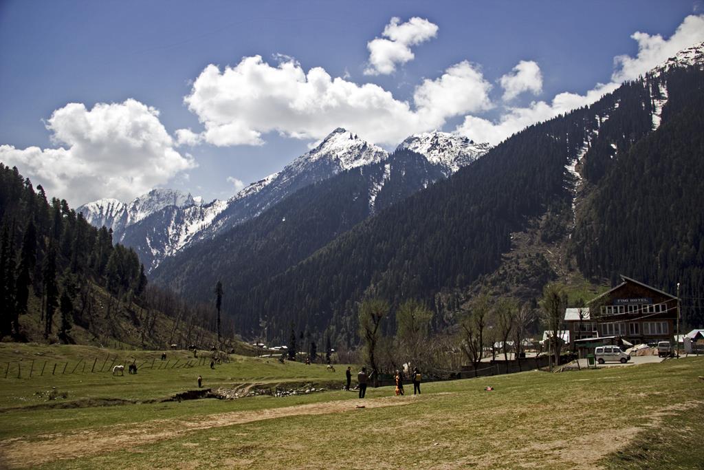 magic_eye's tweet photo. 1st look at #Aru valley in #kashmir #IncredibleIndia #apr2018 https://t.co/D9v1vCMre0