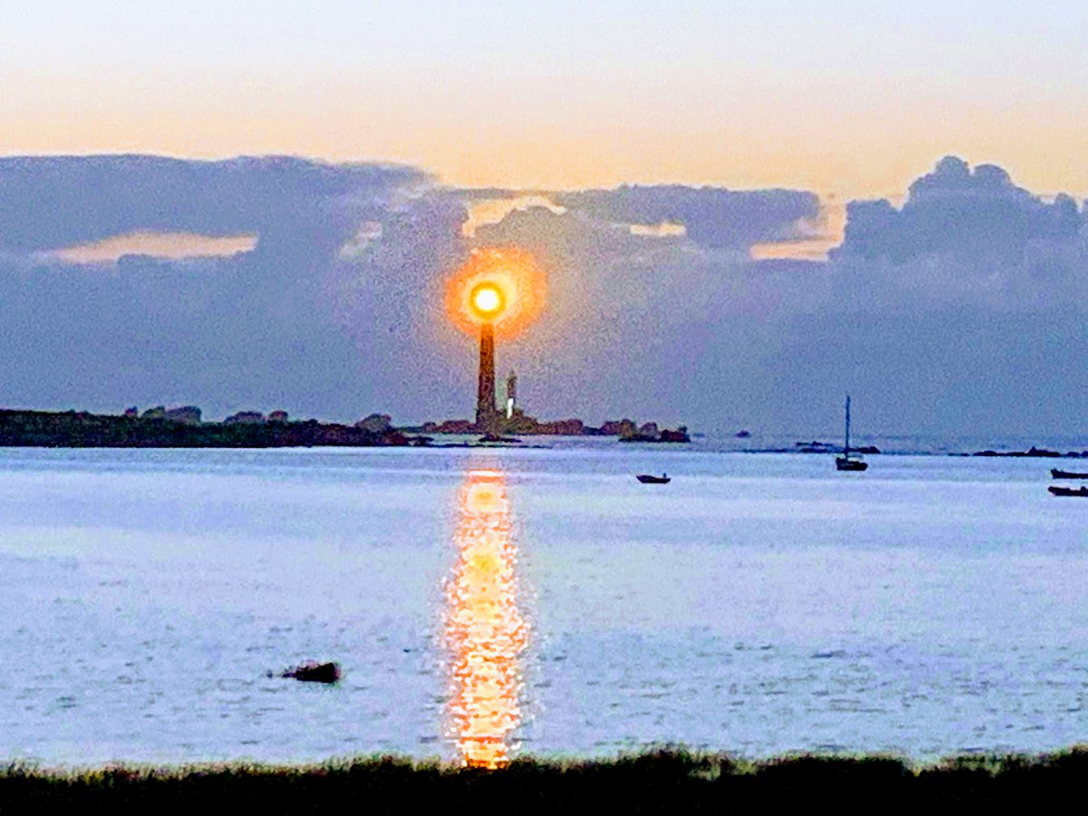 AmicoDenis2's tweet photo. Beau coucher de soleil sur le phare de l'île Vierge dans le Finistère Nord... https://t.co/jWhOyyIVh5