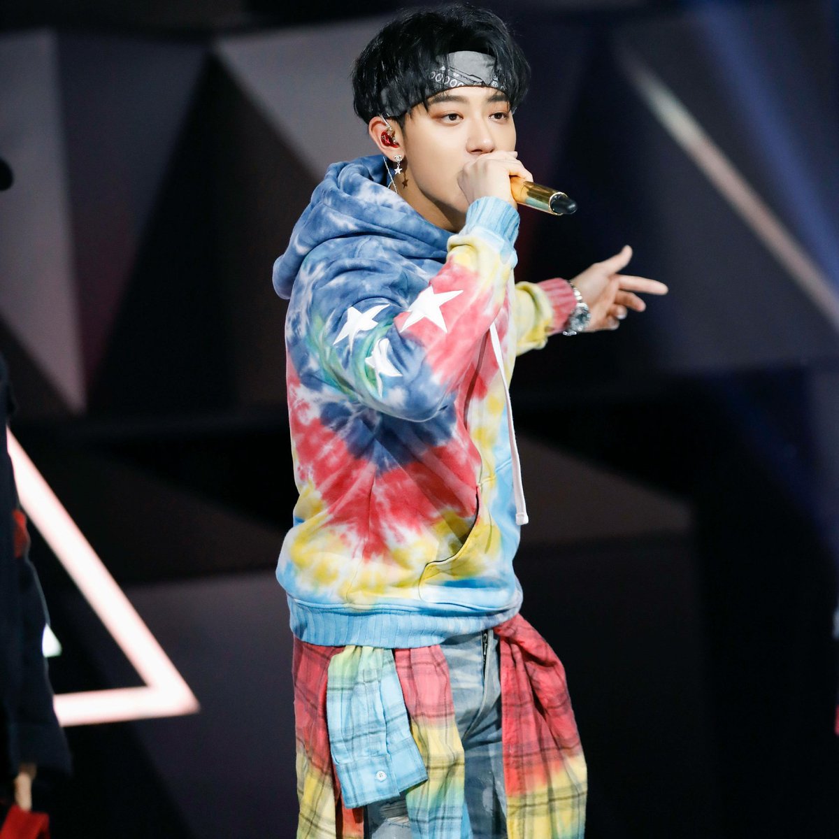 archivezitao's tweet photo. 🎤🎤 https://t.co/lfFh15oIM8