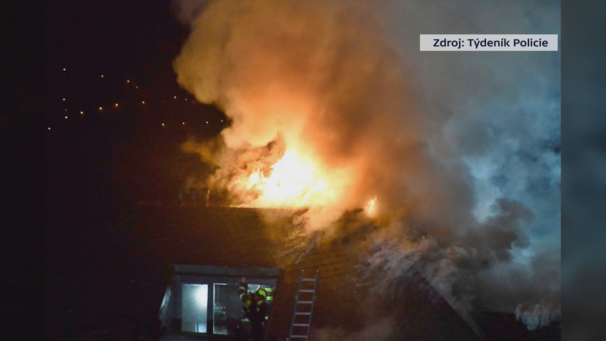 Někdejší vilu podnikatele Radovana Krejčíře v Černošicích zasáhl v noci rozsáhlý požár. Plameny zničily téměř celou střechu. Na místě je osm jednotek hasičů, kvůli velikosti vily a nepřístupnosti terénu ale zásah potrvá pravděpodobně i několik hodin. bit.ly/2TKw8t3