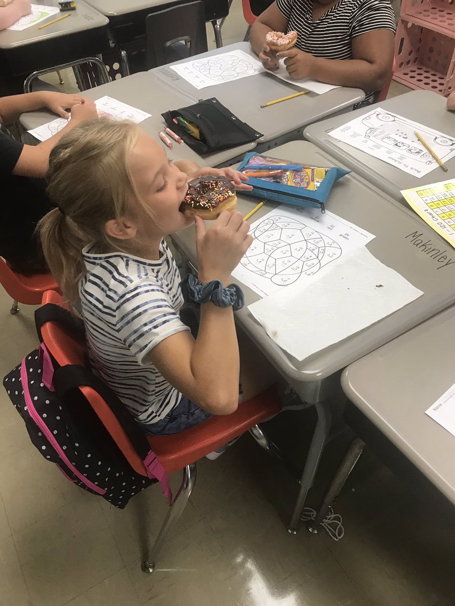 Ebenson0730's tweet photo. Started our 1st Day with some 🍩 while learning about PBIS Rewards! #esbestfirstdayever @CNEElementary @CNERocketWay https://t.co/lxCtrcWgfc