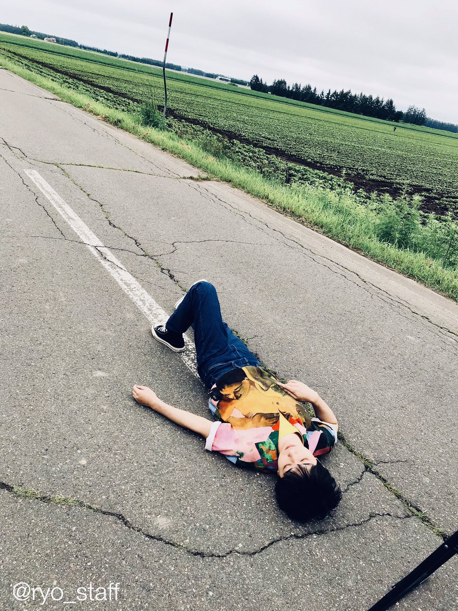 ryo_staff's tweet photo. 昨日発売CUTにて、吉沢が初表紙を飾らせて頂いております📚✨初CUTのピアノ弾きな撮影から2年…担当さんと狙っていた表紙がついに‼️感無量です😂撮影はなつぞらのロケ地十勝にて。ゴーギャンな吉沢、是非チェックしてください🎨
@rockinon_com 
撮影風景がしりょうにチラり☞
https://t.co/nkx2tqkLi4 https://t.co/0UN0r7sB3g