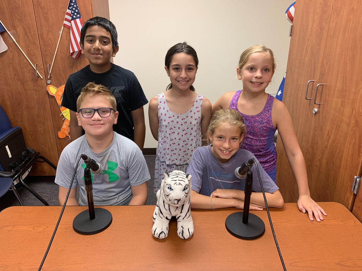 FrostwoodLib's tweet photo. Broadcasting LIVE from the KFWE station for the first time this year #kfwebroadcasters #kfwelivemorningannouncements #futurenewscasters #fwe4thgrade #theyarerockstars #ilovethemalready #sbisdlib @SBISDLib https://t.co/cLOfmjw7h2