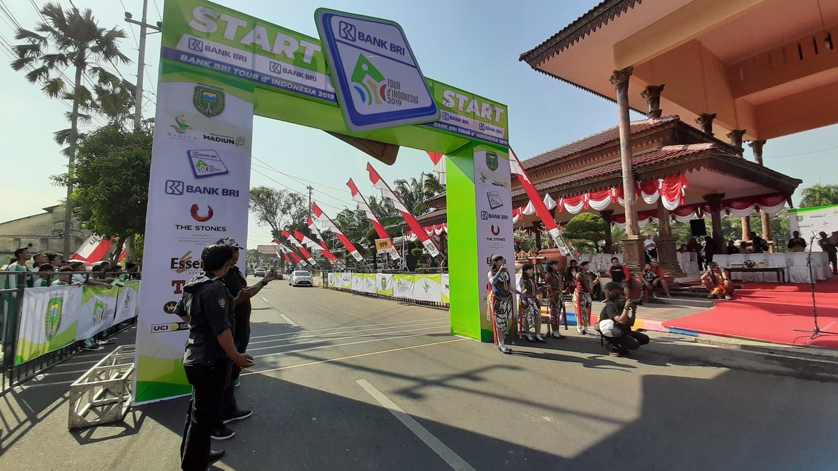 TourdeINA's tweet image. All set for the start of stage 2 of Bank BRI Tour d'Indonesia 2019! #TdI2019 #racetheelements #tourdindonesia #mahkotapromotion #bankbri