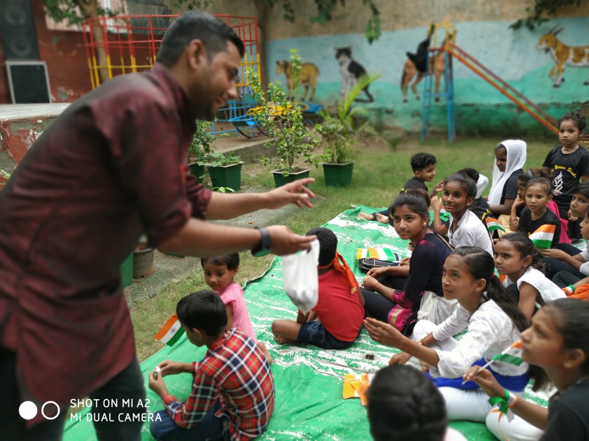 Chandan96539512's tweet photo. Dream Empowerment Organization NGO 986 महीने में 2 हफ़्ते बच्चों के लिये गेम्स एक्टिविटी करती हैं। साथ ही ग्रेटर नोएडा लाइब्रेरी में बच्चों के लिये स्टोरी बुक्स का एक क्लास करती हैं। आने वाले समय में हम बच्चों के लिये छात्रवृत्ति योजना क़ी शुरआत कर रहे हैं। #scholarship #DEONGO https://t.co/OhoN4QcdQB