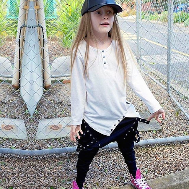 mischiefandco's tweet photo. .⠀
✌️Peace Tuesday ✌️
lovely Amelia wears ‘The Vertex’ - our unique long sleeve tee featuring an exclusive hemline design😍
.
Shop the look today and pay it later with #afterpayit and #sezzleit
https://t.co/z9qies6Vxw or tap link in bio ... .
.
.
📸:… https://t.co/w4c1FnH6Ty https://t.co/we89dx0qSj