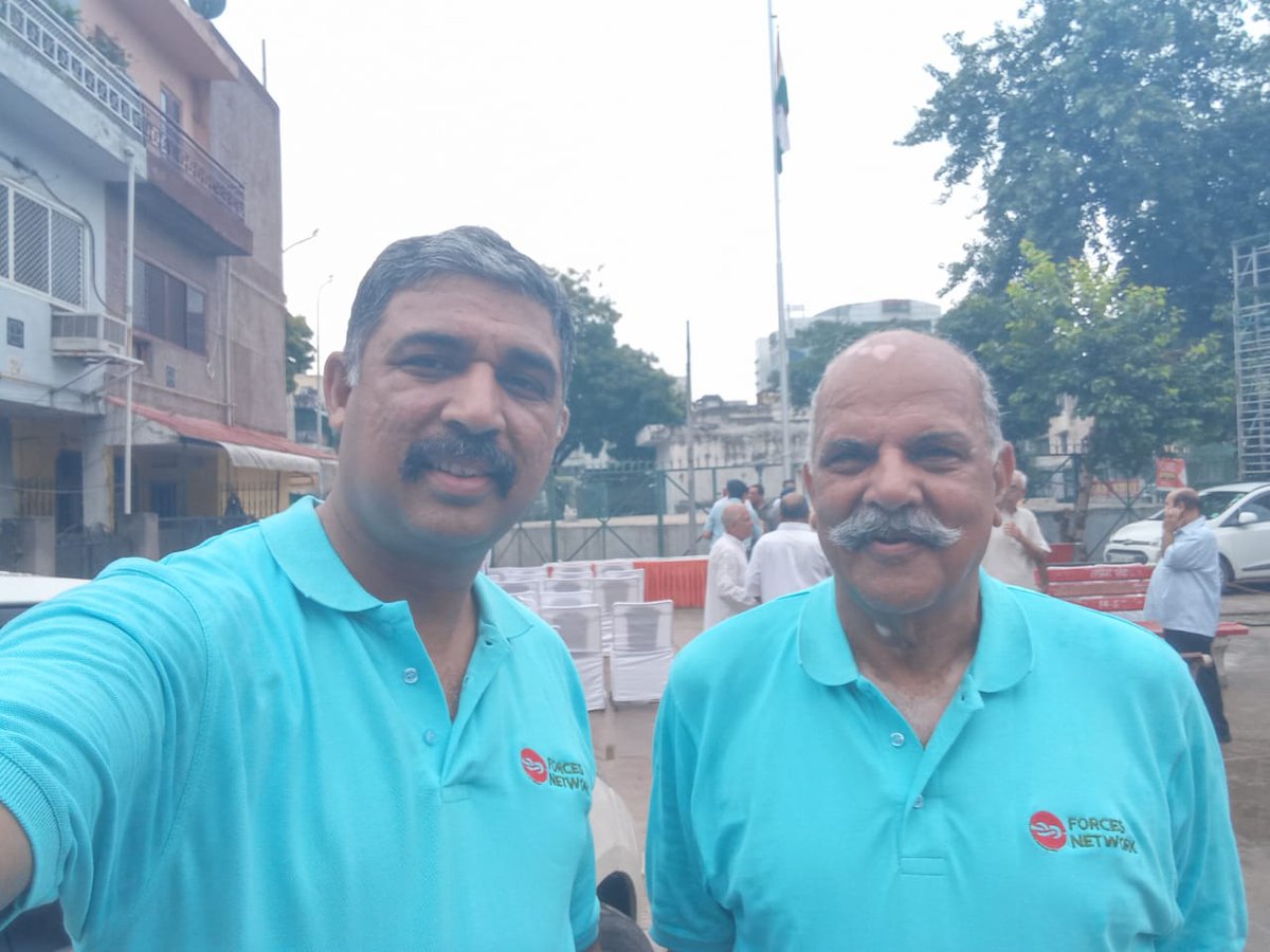 ForcesNetwork1's tweet image. Two #Generations one #frame ex #Gunner father ex Naval Cdr son in ForceNet T-shirt a matter of pride &amp;amp; happiness to see  #father and #son hoisting #Tricolour flag to celebrate the spirit of independence! 
#indiaIndependenceDay2019 #RespectNationalFlag #GenerationsTheLegacy #India