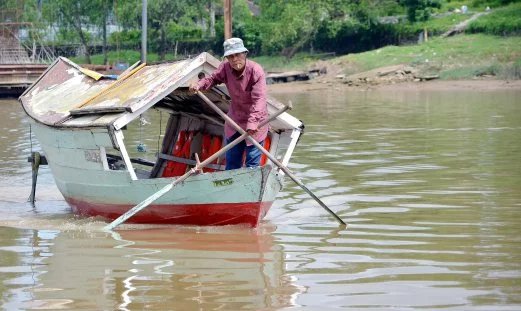 mykampusradio's tweet photo. Fake news: Orang #sabah dan #sarawak naik sampan je?

Bukan semuanya orang Sabah &amp; Sarawak naik sampan. Di Sabah &amp; Sarawak ada ja jalan raya, orang drive ja di bandar-bandar tetapi ada juga yang masih naik sampan sebab tinggal di pedalaman. 
#sabahan #sarawakian #fakenews #showAM https://t.co/03AhbPDjXO