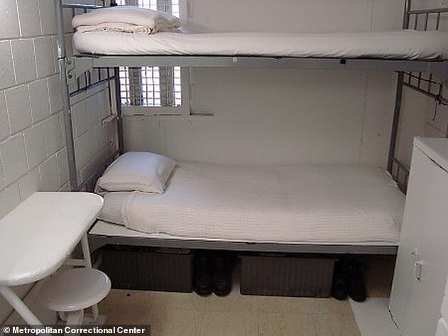 Archit3ct_007's tweet photo. This is the same bunk #Epstein supposedly hanged himself from, with enough force to break multiple bones in his neck. 😑 #SeemsLegit

#GhislaineMaxwell #JefferyEpstein #MCC #NYC #NewYork #EpsteinSuicide https://t.co/TC0V3kNDvX