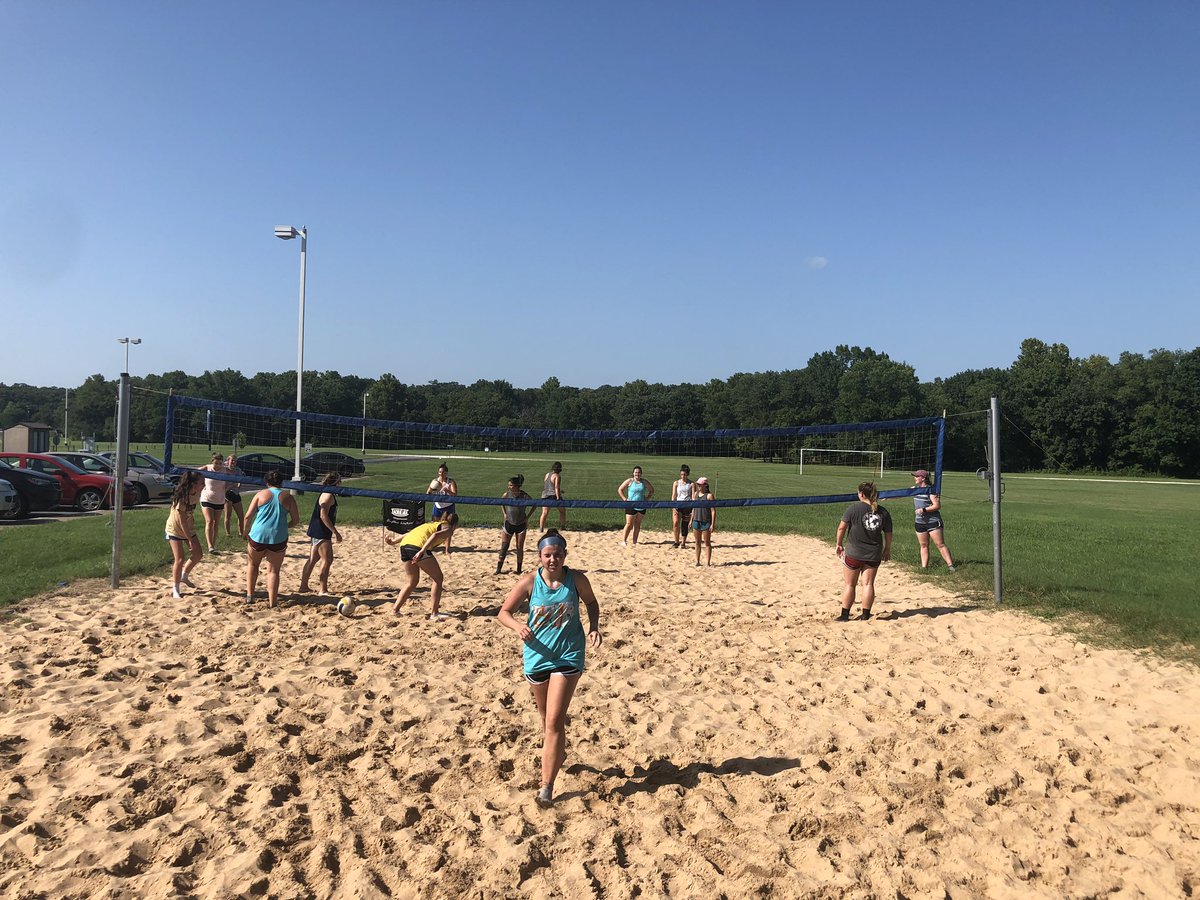 VolleyballOzark's tweet photo. We got in a little sand work today! #gozarkgohard https://t.co/iKZkHN99Jb
