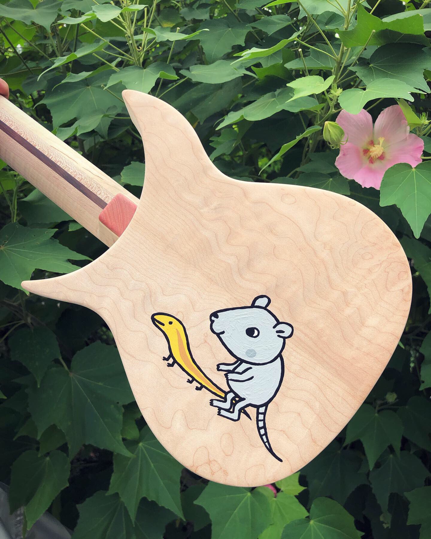 きはらようすけ かいじゅうステップワンダバダ制作中 ウクレレビルダーの石井元さんからイキナリ てんしーのウクレレを作ってます との連絡があり 見ると見事な象嵌で天使の羽やハチワレの細工が せっかくなのでボディーに絵を描かせてもらって