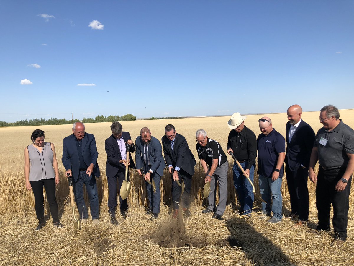 denisperrault's tweet photo. Happy to be in Assiniboia today with our MLA @everetthindley to celebrate the ground breaking of @SaskPower’s new wind farm, Golden South. #GrowSask. https://t.co/WGP9QagBCM