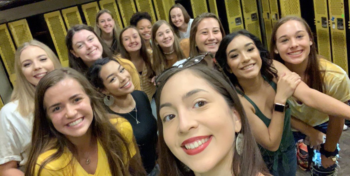 MckynnaMoxley's tweet photo. first day of high school vibez! #fishyszn #igotlost https://t.co/m1vv1DTdb1