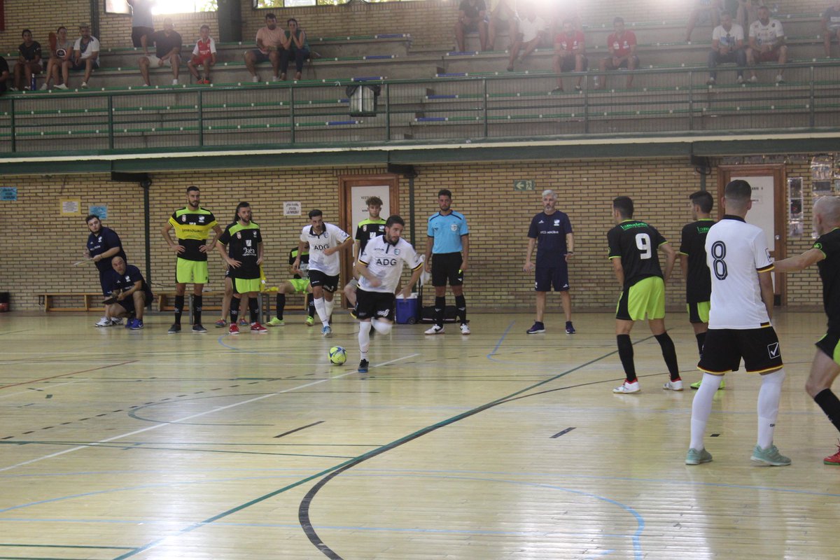 cdfuturocarmone's tweet photo. Buenas sensaciones de nuestro equipo que comenzo ganando 2-0, llegando a los ultimos 9' de partido con el resultado de 2-2.El cansacio fisico hizo mella en los nuestros ademas de aparecer la categoria superior del rival y el resultado final fue de 3-7 para @Mengibar_FS 2/2 https://t.co/iKr6Mtnpxr