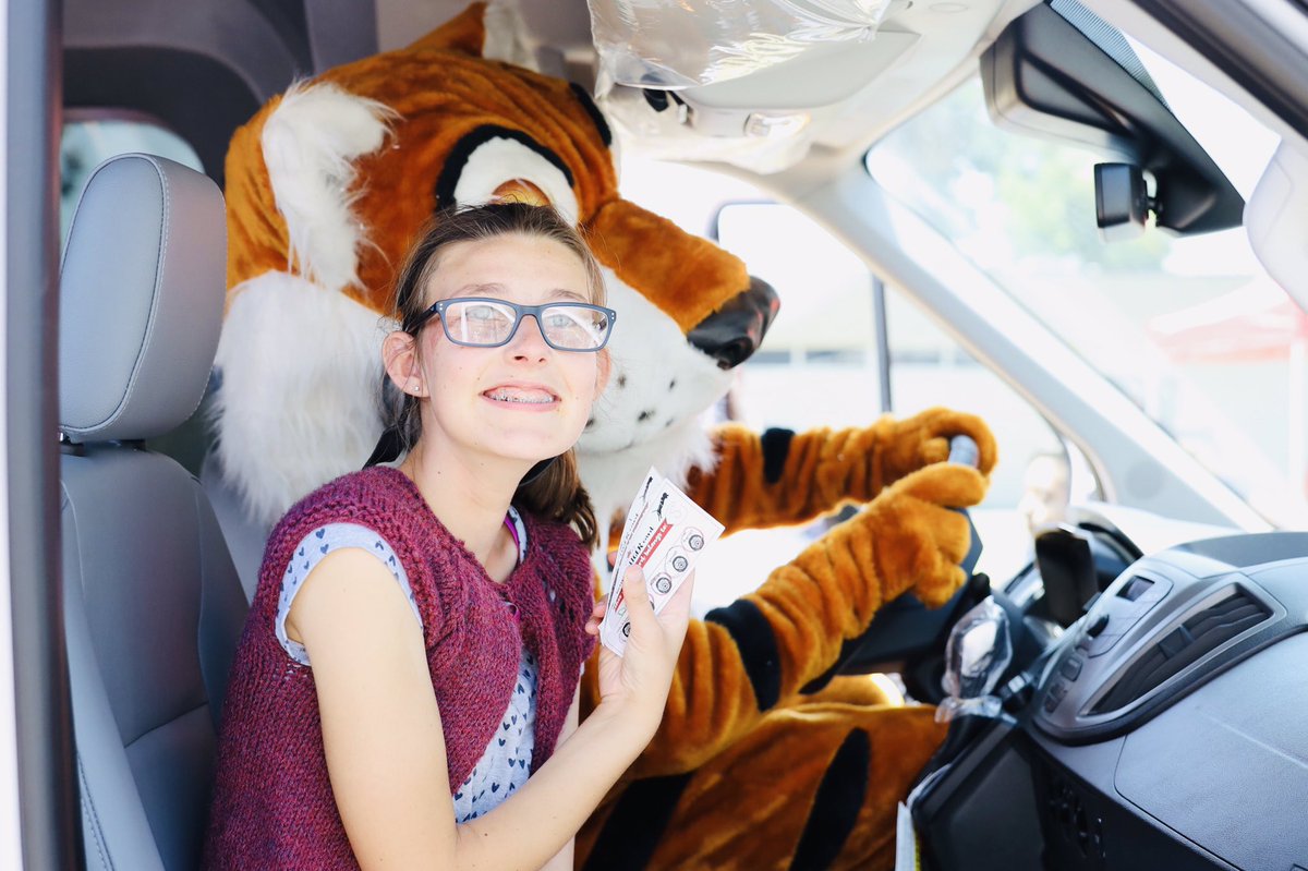 AnaheimHope's tweet photo. ✨ New year, new van! ✨ Couldn’t be possible without the generous support of #BuenaParkMooseLodge, #MitsubishiElectric, @SunsetSignsOC, &amp; #RobMachadoFoundation
#HopeHappenings #LifeAndWorkReady #AUHSD #UnlimitedYou https://t.co/k8HgBJRiUH