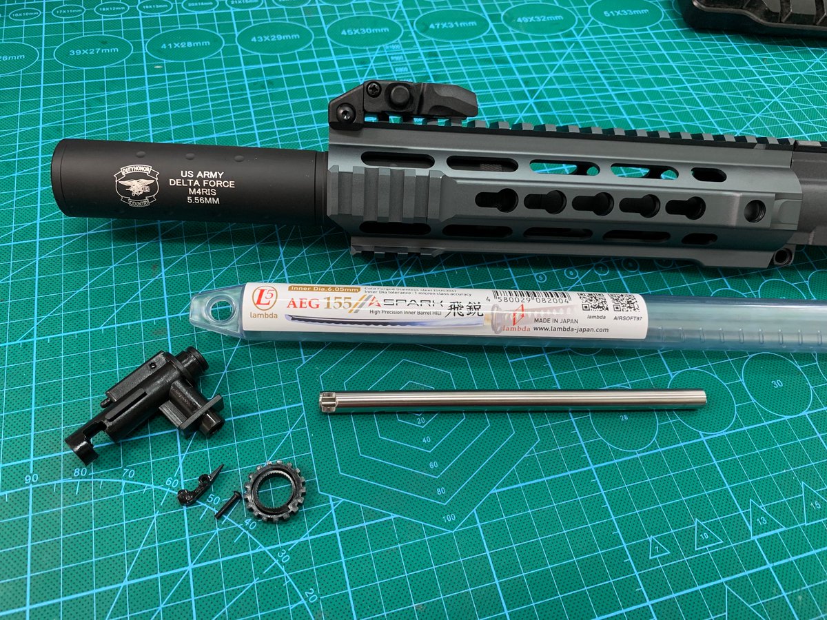 airsoft97_shop's tweet photo. VFC Avalon SABER SDに飛鋭を組み込み

純正バレル長は320mmで、ダミーサイレンサーの先端まで来ています。
今回はサイレンサーを消音効果のあるものに交換し、飛鋭155mmを組み込みます。

155mmはその他にもKRYTAC TRIDENT PDWやKRISS VECTOR等に対応します。

https://t.co/9JFFpL7CsM https://t.co/evKlf2PJ67