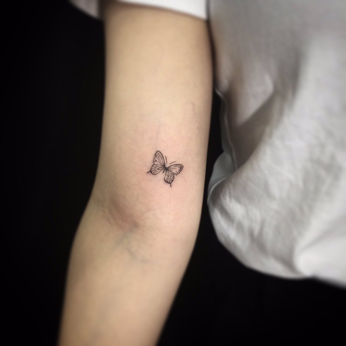新宿タトゥー Fox Gate Tattoo Su Twitter 腕 蝶のタトゥー 8月20日 本日も営業中 和彫りからワンポイント トライバル B Gまでオールジャンル対応のタトゥースタジオ 東京新宿fox Gate Tattoo 新宿駅徒歩7分 個室ブース完備 その他のタトゥー作品は