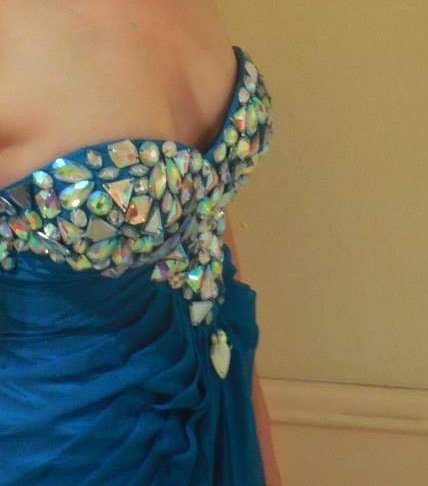 Se vende vestido de graduación talla M, color esmeralda! 
En perfectas condiciones. 
Precio 40mil colones. 
Cualquier consulta con gusto al inbox❣
