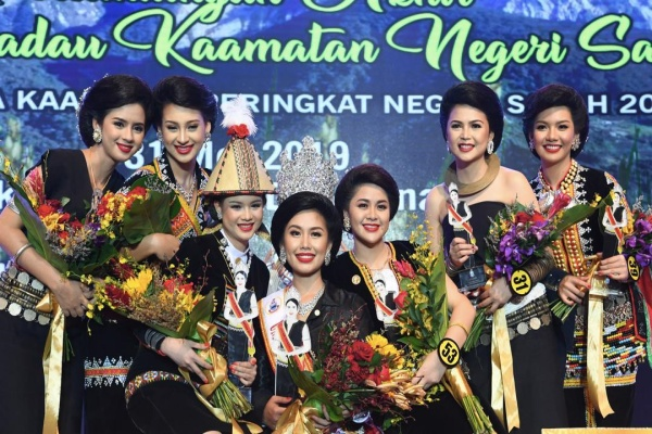 mykampusradio's tweet photo. Sabah dan Sarawak sudah hampir 56 tahun dalam negara Malaysia namun jurang antara Borneo dan semenanjung masih luas. Kalau tengok perempuan Borneo dan semenanjung pun berbeza kan? Setuju tak?

#sabahan #sarawakian #fakenews #showAM https://t.co/9Lf12Opj5T