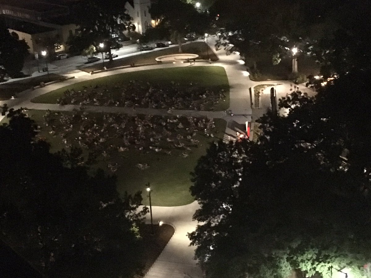 DesignResponse's tweet image. Sunday Night Movies at Moore Square

Seemed to largely be a walk-in event from the surrounding hi-rises, mid-rises, and low-rise neighborhoods...like you want. 

Good to see the square back in action. 

#MooreSquare #dtr