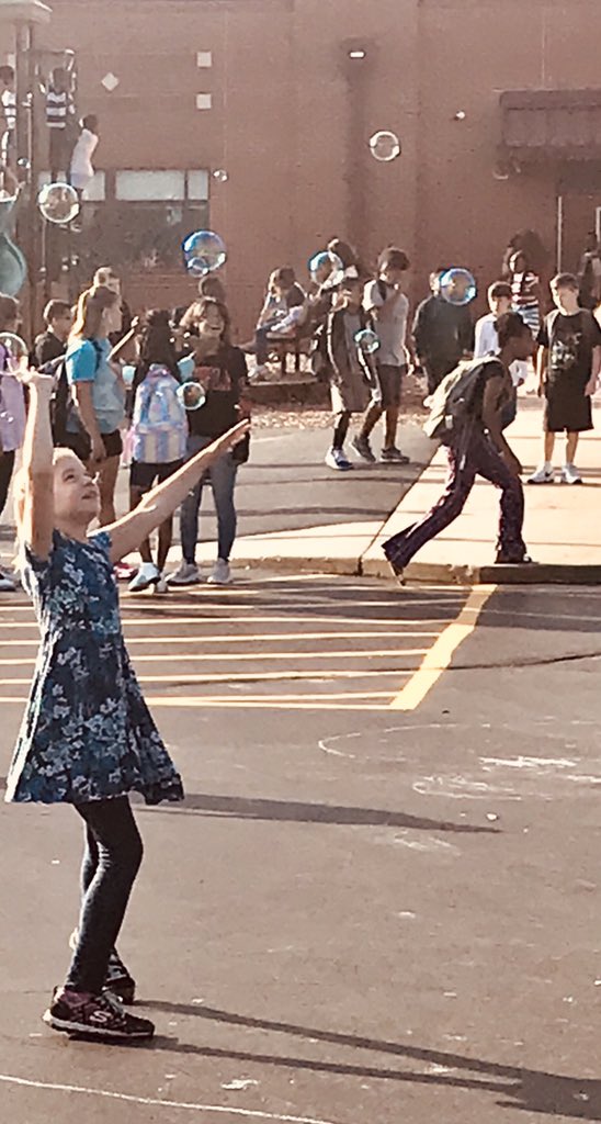 geowilkerson's tweet photo. 🎉Thank you to our Kindergarteners and 1st graders who welcomed our HMS students with positive signs and bubbles as they arrived to school this morning!!!  #HMSFamily #HMS116 https://t.co/jOlbhtJPNn